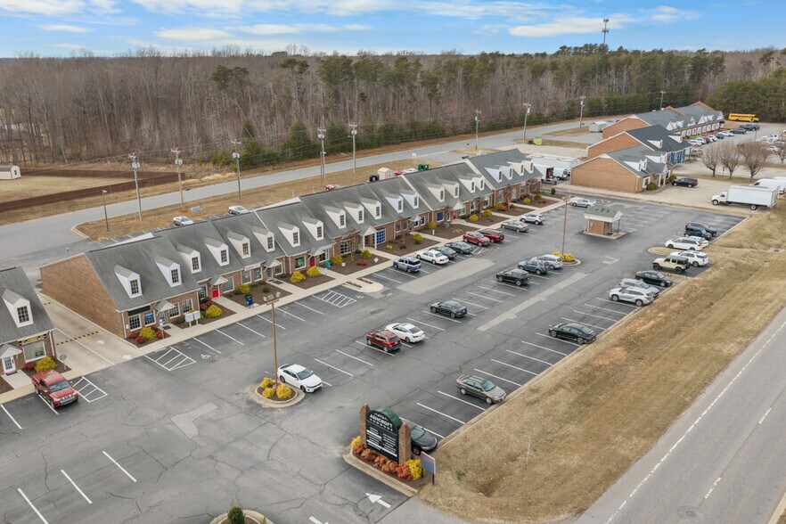 1405-1437 Freeway Dr, Reidsville, NC à louer - Photo du bâtiment - Image 2 de 14