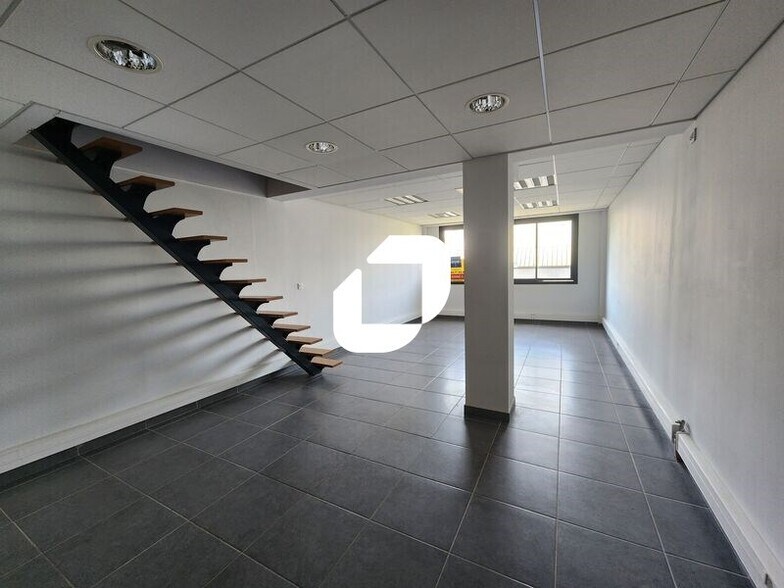 Office in Chambourcy for lease - Interior Photo - Image 3 of 5