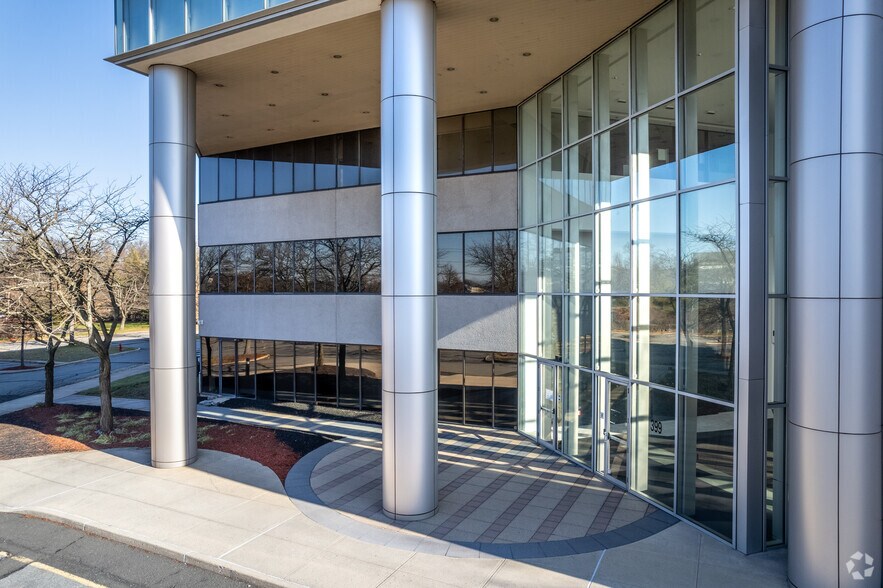 399 Campus Dr, Somerset, NJ à louer - Photo du bâtiment - Image 3 de 11