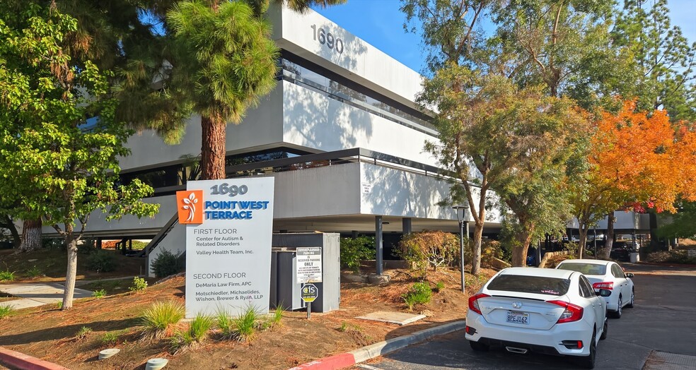 1690 W Shaw Ave, Fresno, CA for lease - Building Photo - Image 3 of 17