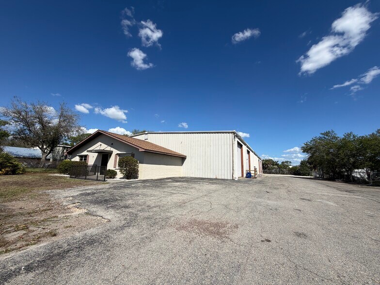 15865 Brothers Ct, Fort Myers, FL à louer - Photo du bâtiment - Image 3 de 10