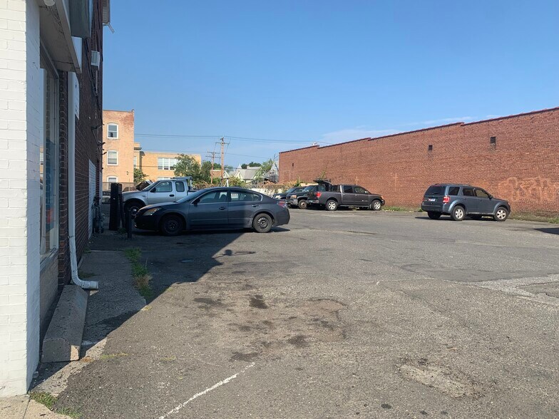 2320 Main St, Bridgeport, CT à louer - Photo du bâtiment - Image 3 de 4