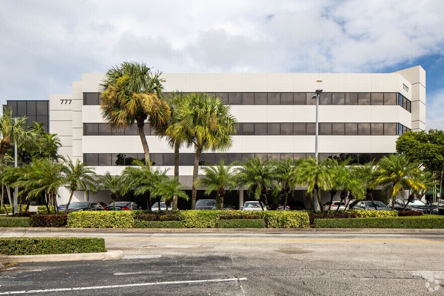 7777 Glades Rd, Boca Raton, FL à louer - Photo du bâtiment - Image 3 de 20
