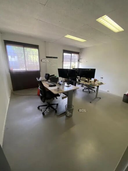 Flex in Noisy-le-Grand for lease - Interior Photo - Image 3 of 3