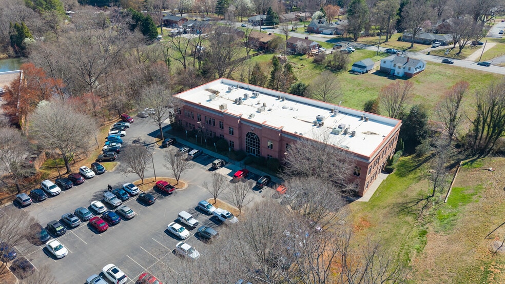 185 Kimel Park Dr, Winston-Salem, NC à louer - Photo du bâtiment - Image 2 de 11