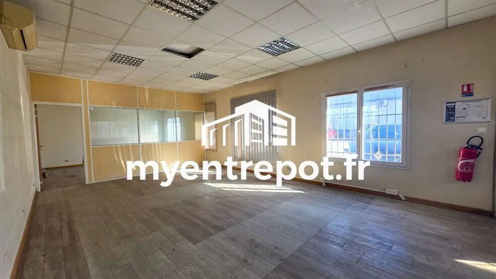 Flex in Vitrolles for lease - Interior Photo - Image 3 of 6