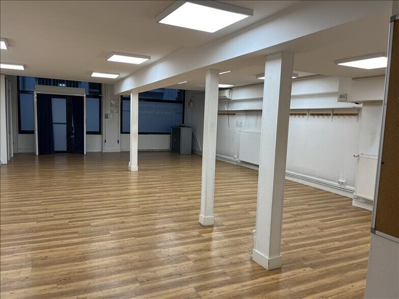 Office in Lyon for sale - Interior Photo - Image 1 of 6