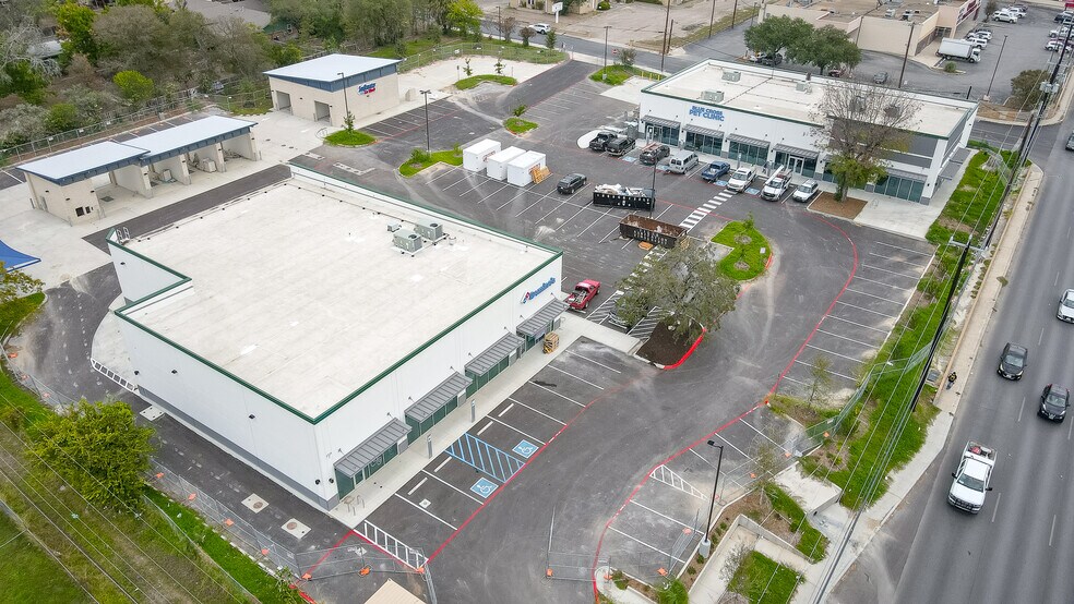 1704 Bandera Rd, San Antonio, TX à louer - Photo du bâtiment - Image 1 de 6