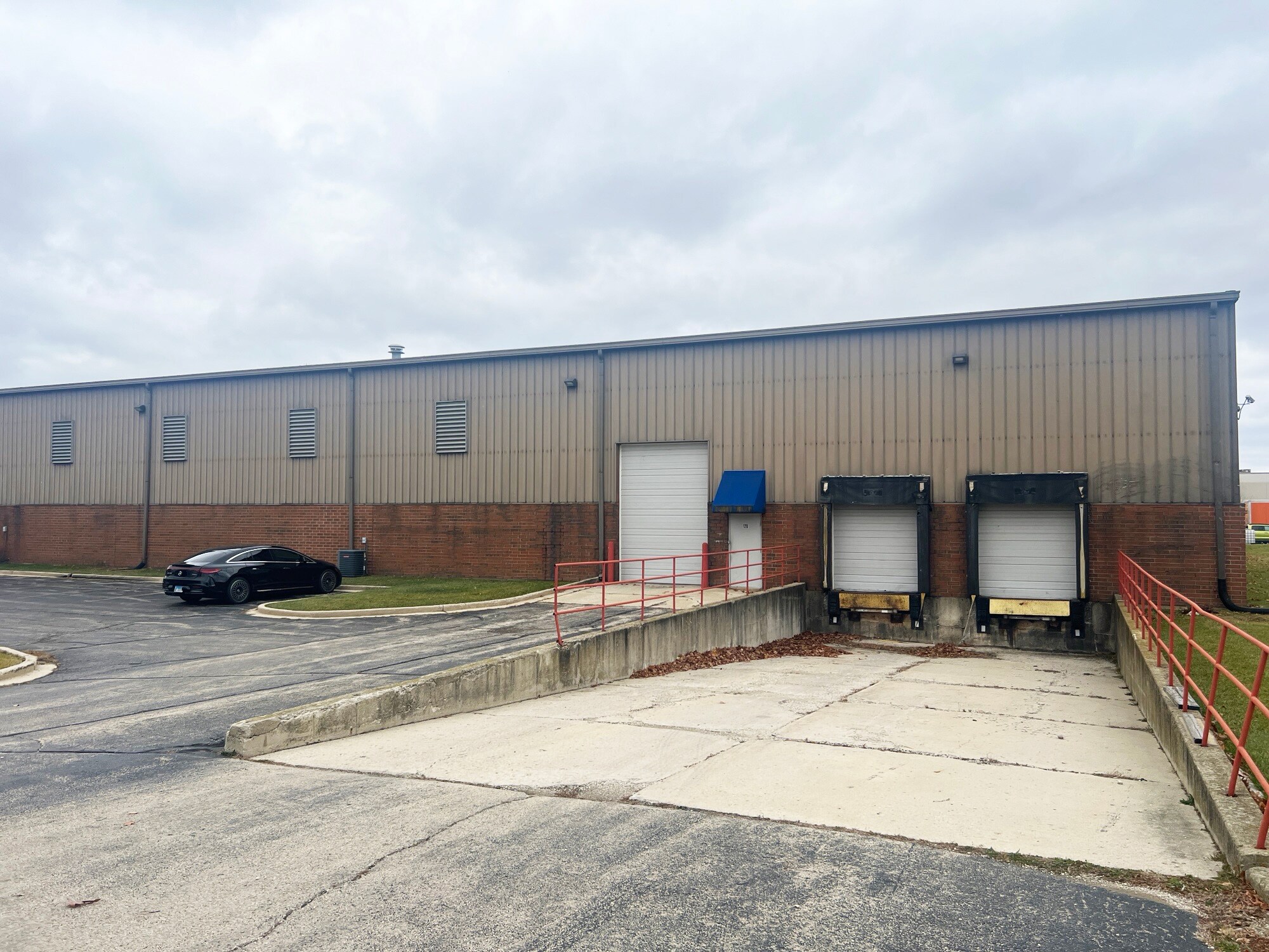 120 Kendall Point Dr, Oswego, IL à vendre Photo du bâtiment- Image 1 de 18