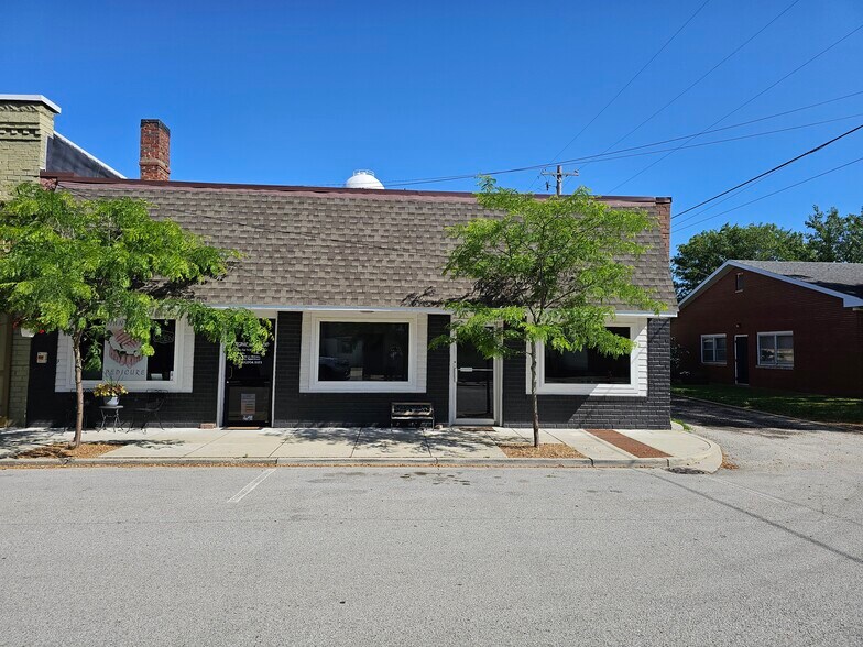 104 E Madison Ave, Kirklin, IN à louer - Photo principale - Image 1 de 1