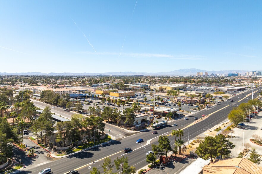 3075 E Flamingo Rd, Las Vegas, NV à vendre - Photo du bâtiment - Image 2 de 24