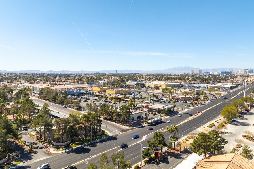 3075 E Flamingo Rd, Las Vegas, NV à vendre - Photo du bâtiment - Image 2 de 24