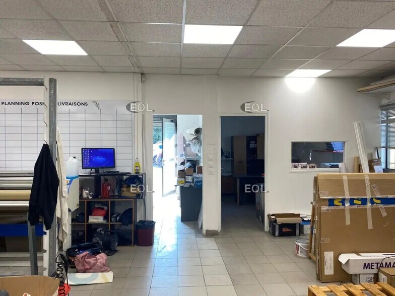 Flex in Marseille for lease - Interior Photo - Image 2 of 4