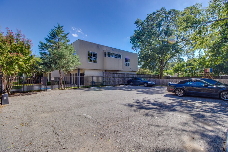 4235 Cedar Springs Rd, Dallas, TX à louer - Photo du bâtiment - Image 3 de 12