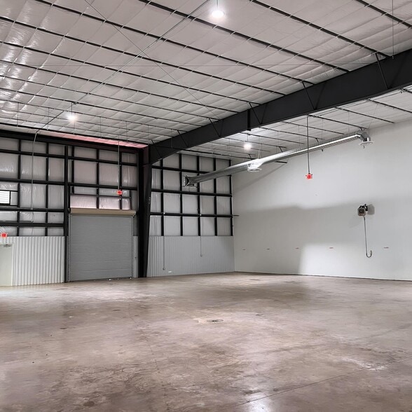 9228 Kingsville St, Houston, TX for lease - Building Photo - Image 2 of 8