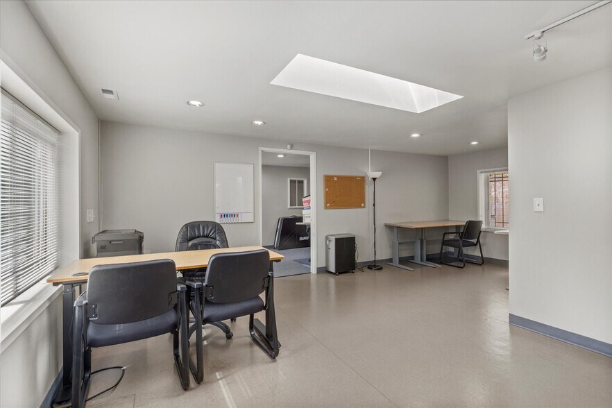 5603 230th St SW, Mountlake Terrace, WA à vendre - Photo du bâtiment - Image 3 de 18