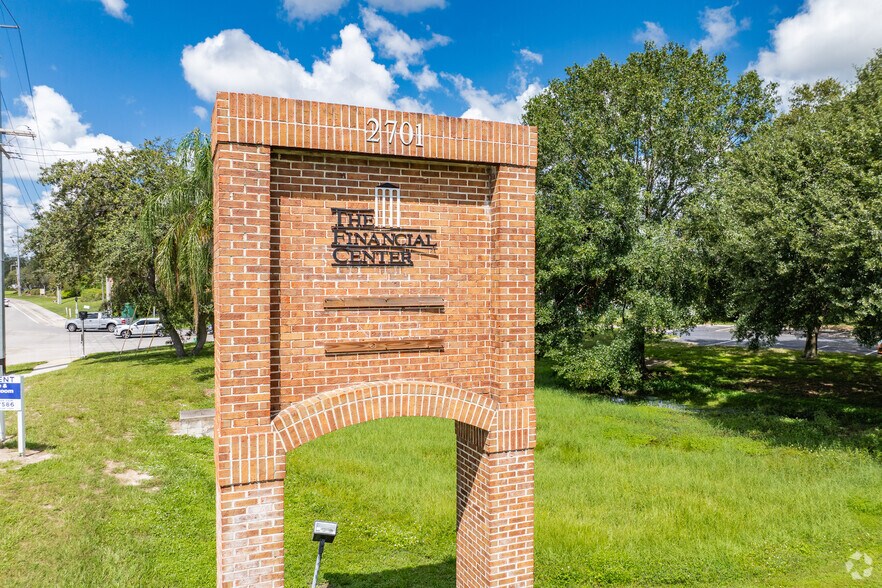 2701 W Busch Blvd, Tampa, FL à louer - Photo du bâtiment - Image 2 de 9