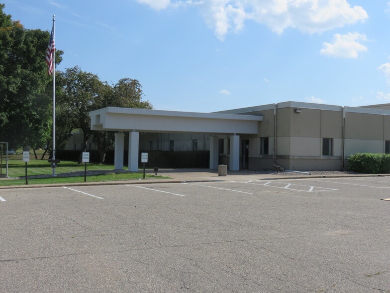 800 E 10th St E, Hastings, MN for lease - Building Photo - Image 2 of 15