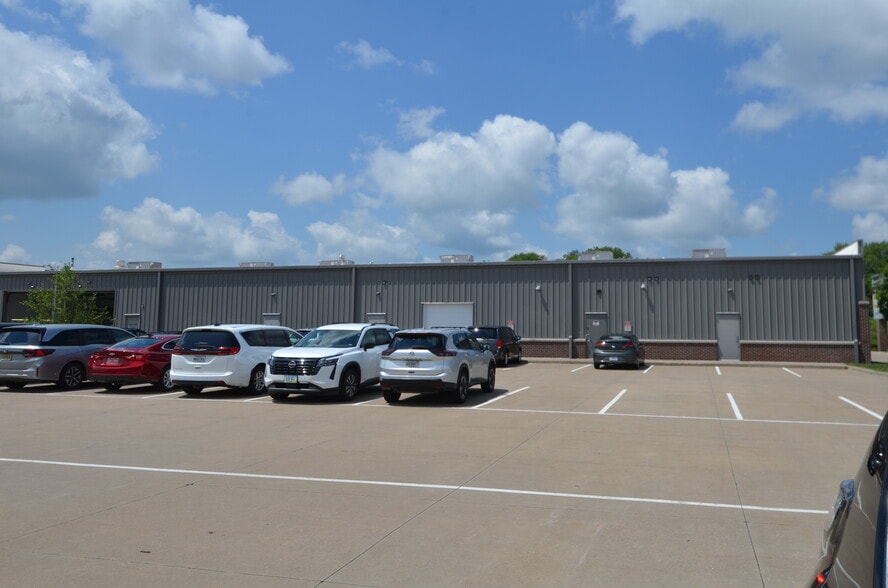 1275 W Highway 1, Iowa City, IA for lease - Building Photo - Image 3 of 9