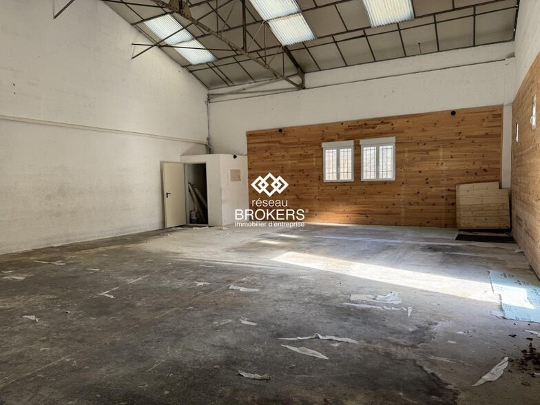 Retail in Le Pontet for lease - Building Photo - Image 3 of 4