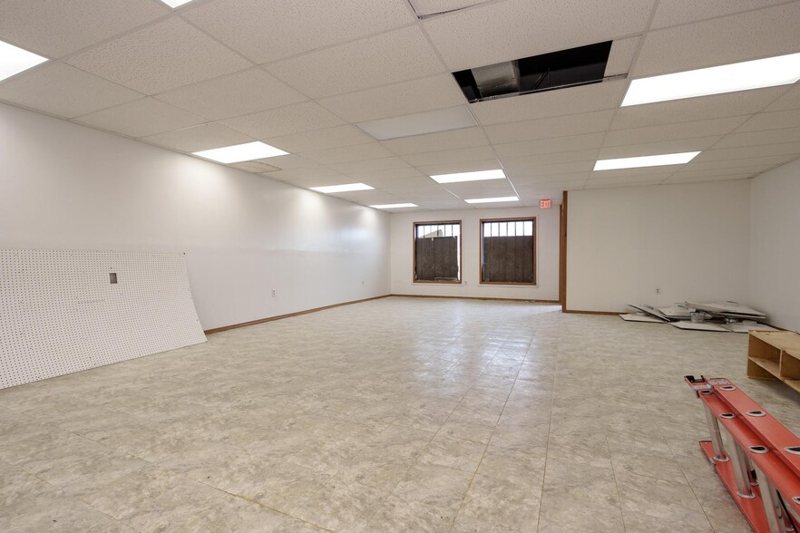 439 Capital Ave NE, Battle Creek, MI for lease - Interior Photo - Image 2 of 4