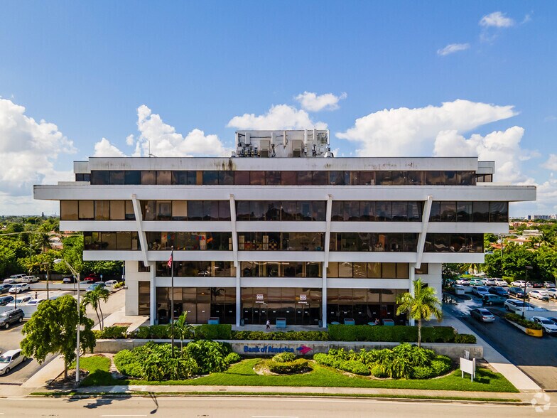 900 W 49th St, Hialeah, FL à louer - Photo du bâtiment - Image 3 de 12