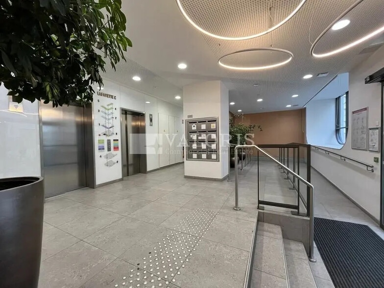 Office in Lyon for lease - Building Photo - Image 2 of 16