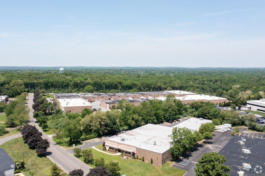 390 Oser Ave, Hauppauge, NY à louer - Aérien - Image 3 de 4