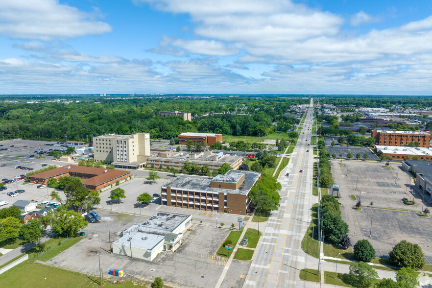 27301 Dequindre Rd, Madison Heights, MI for lease - Building Photo - Image 3 of 7