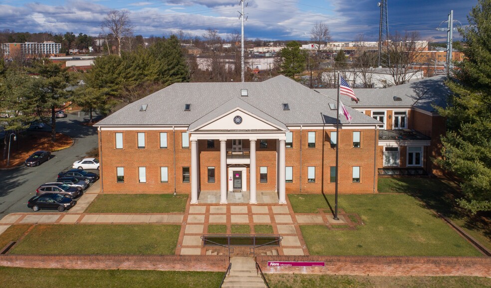 2000 Holiday Dr, Charlottesville, VA for sale - Building Photo - Image 1 of 20