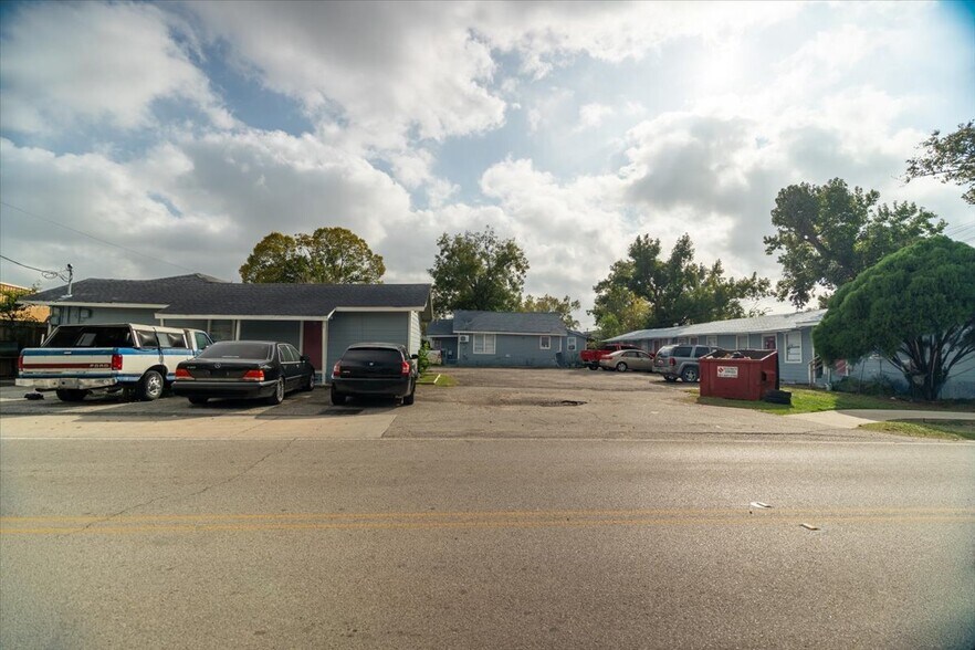 13928 Bandera St, Houston, TX à vendre - Photo du bâtiment - Image 1 de 44