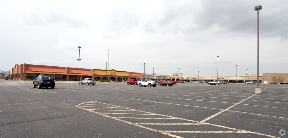 5046-5210 W Pike Plaza Rd, Indianapolis, IN for lease - Primary Photo - Image 2 of 5