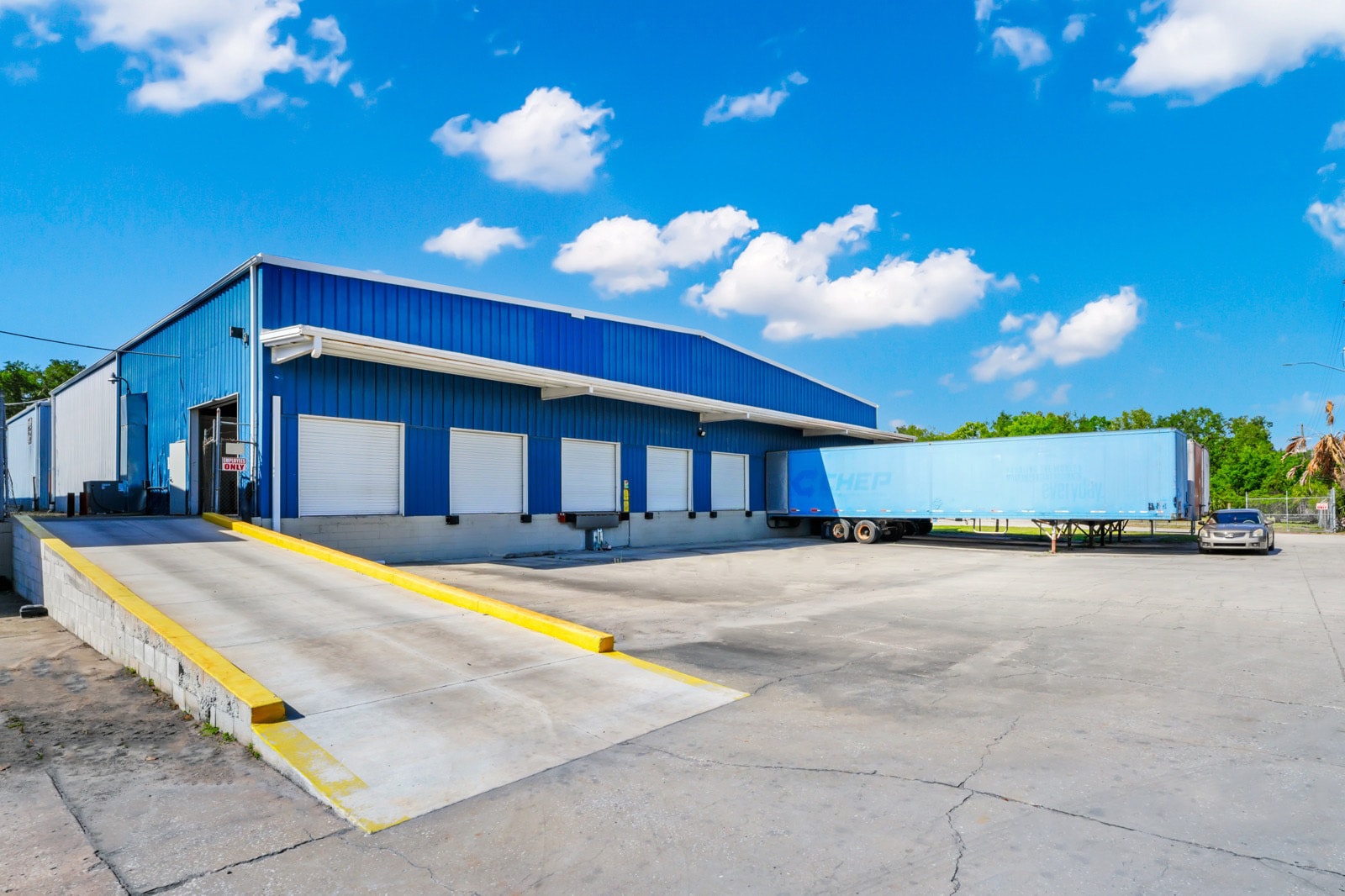 2501 Industrial St portefeuille de 3 propriétés à vendre sur LoopNet.ca Photo du bâtiment- Image 1 de 10