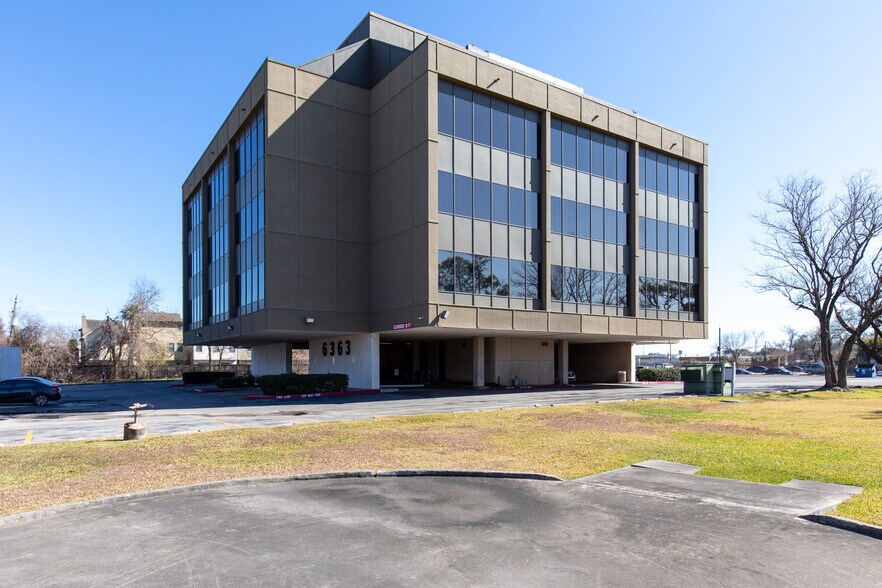 6363 Richmond Ave, Houston, TX à louer - Photo du bâtiment - Image 2 de 12