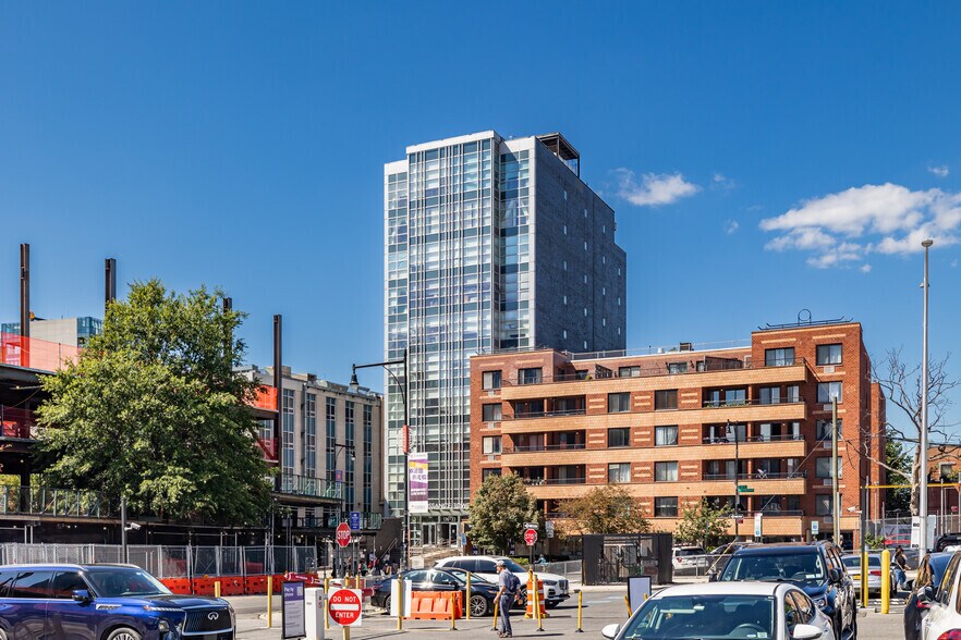 136-33 37th Ave, Flushing, NY à louer - Photo du bâtiment - Image 3 de 7