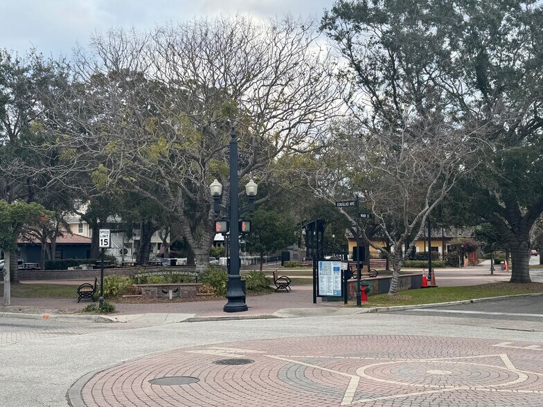 369 Main St, Dunedin, FL à louer - Photo du bâtiment - Image 3 de 3