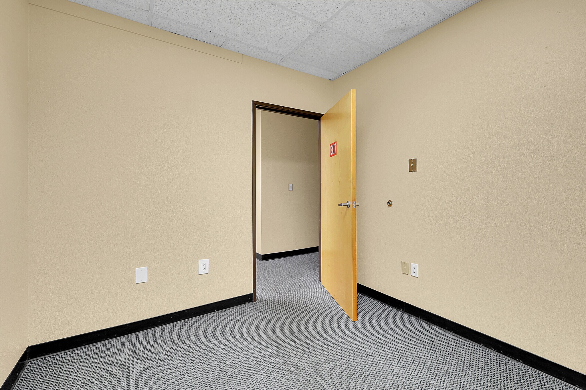 1568 Creekside Dr, Folsom, CA for lease Interior Photo- Image 1 of 1