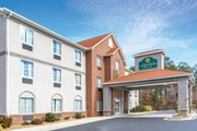 La Quinta Inn & Suites by Wyndham Rome - Motel