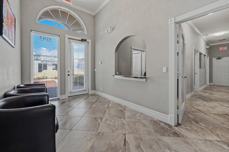 3193 SE Dixie Hwy, Stuart, FL à vendre - Photo du bâtiment - Image 2 de 57