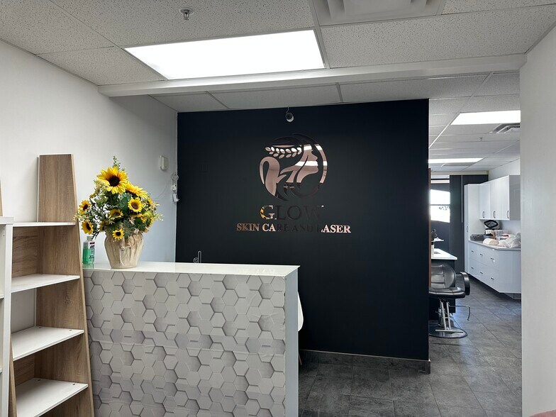 8115-8119 160 Ave, Edmonton, AB à louer - Photo intérieure - Image 2 de 15