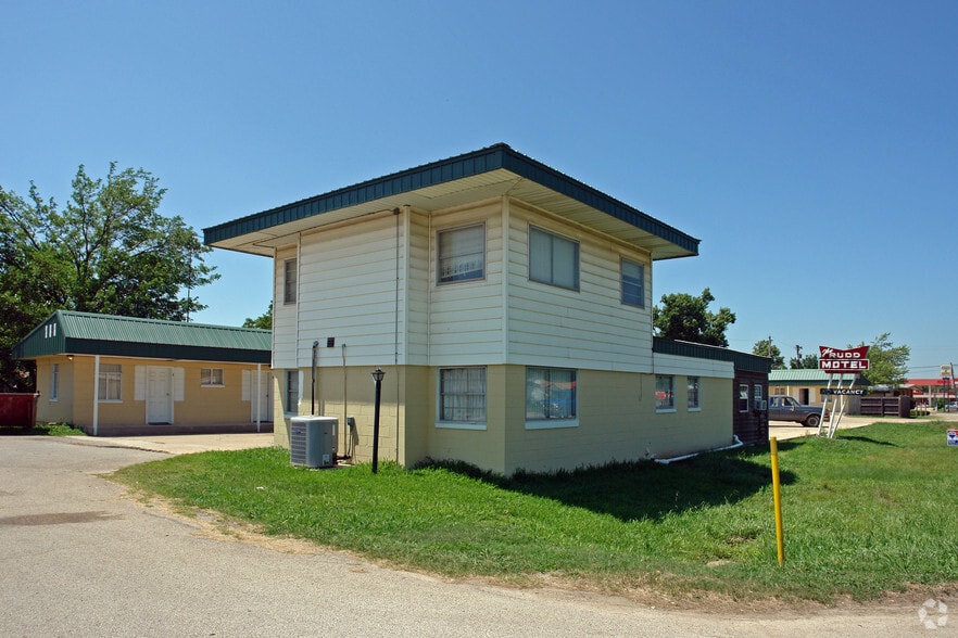 224 S Ash St, Nowata, OK for sale - Primary Photo - Image 1 of 2