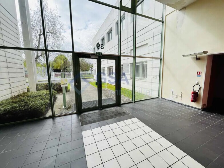 Office in Lisses for lease - Lobby - Image 3 of 4