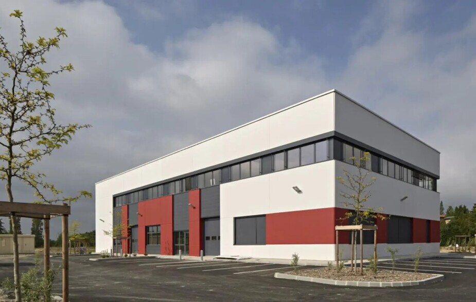 Office in Dardilly for lease - Building Photo - Image 1 of 18