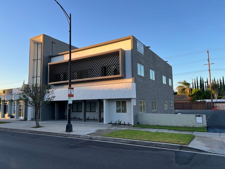 4404 W Riverside Dr, Burbank, CA for lease - Building Photo - Image 1 of 3