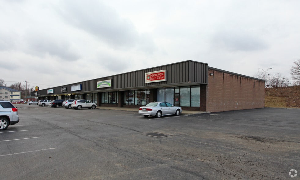 678-690 W Main St, Uniontown, PA à louer - Photo du bâtiment - Image 2 de 2