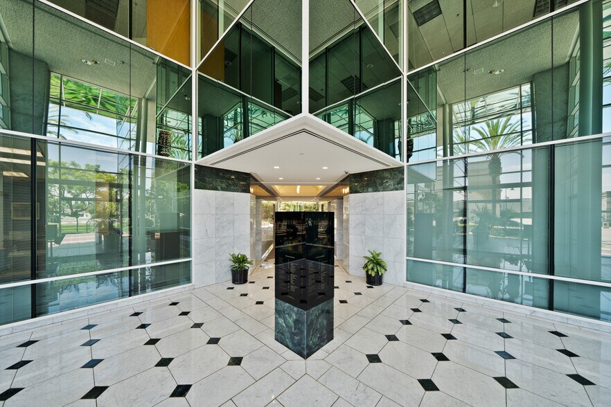 949 S Coast Dr, Costa Mesa, CA à louer - Photo du bâtiment - Image 3 de 16