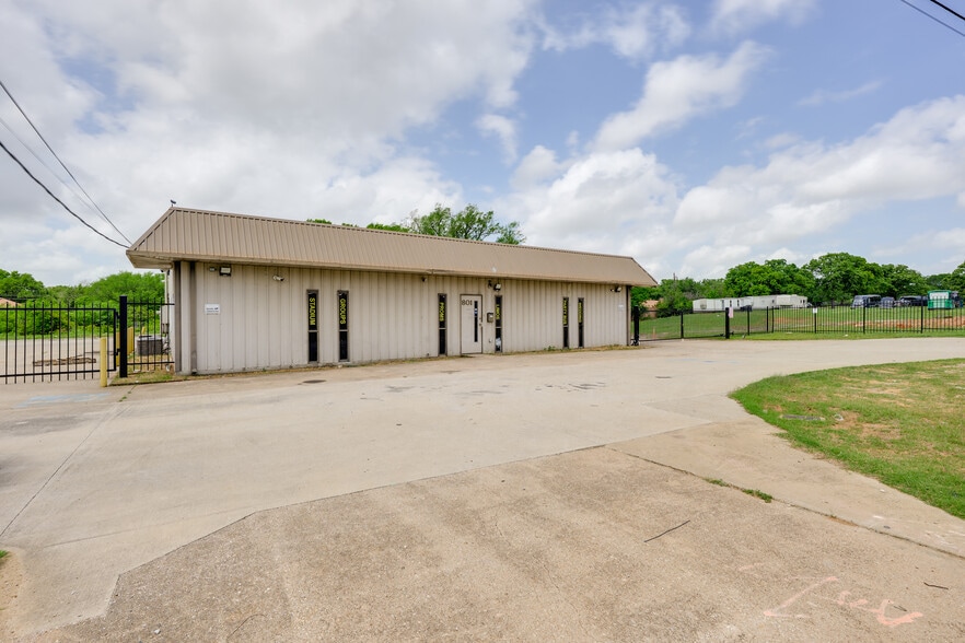 801 N Walton Walker Hwy, Irving, TX for lease - Building Photo - Image 2 of 26