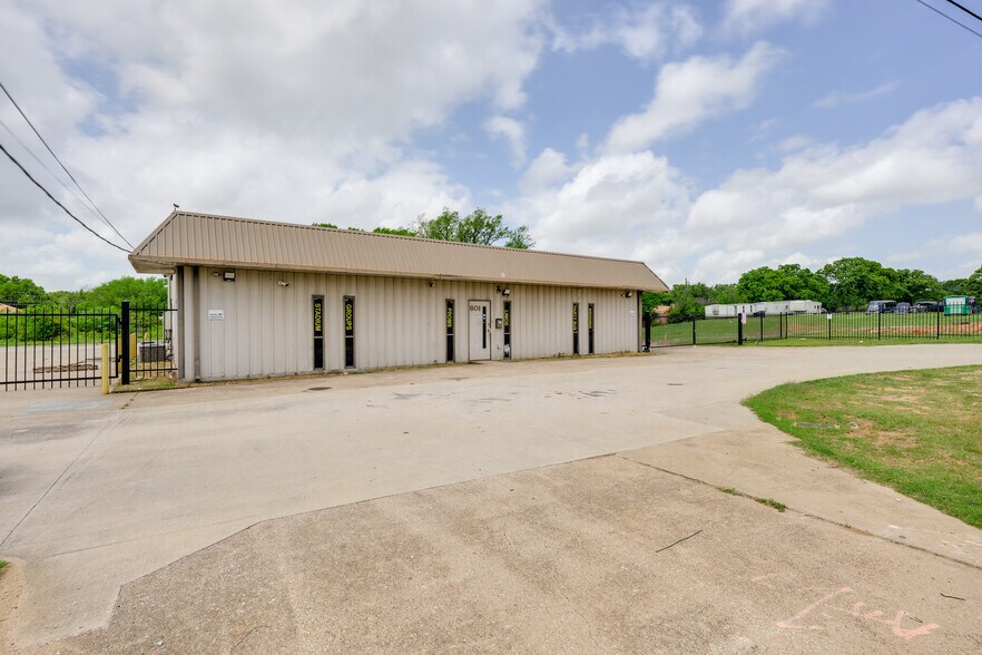 801 N Walton Walker Hwy, Irving, TX à louer - Photo du bâtiment - Image 2 de 26