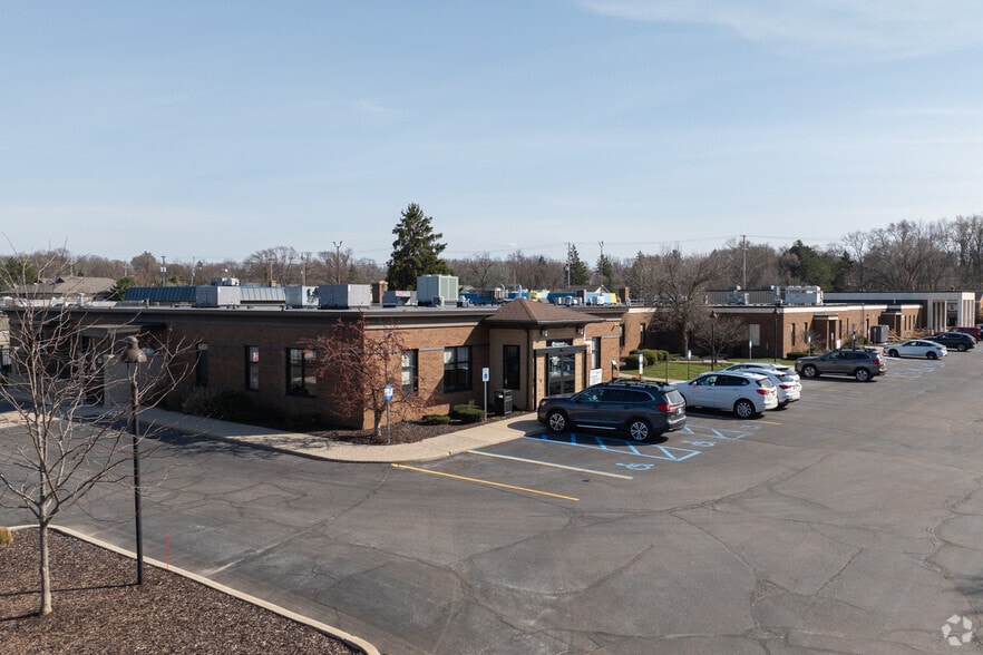 1425 Michigan St NE, Grand Rapids, MI à vendre - Photo du bâtiment - Image 2 de 2