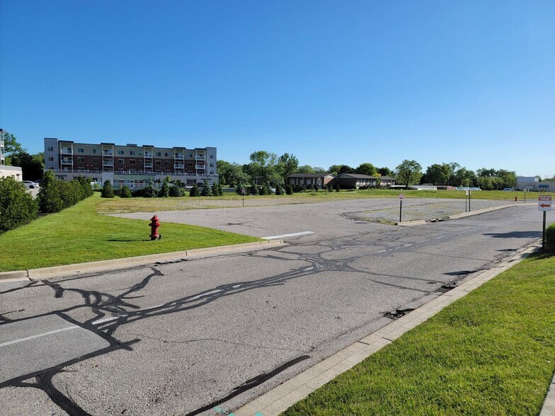 S74W17084 Janesville Rd, Muskego, WI for sale - Building Photo - Image 1 of 3